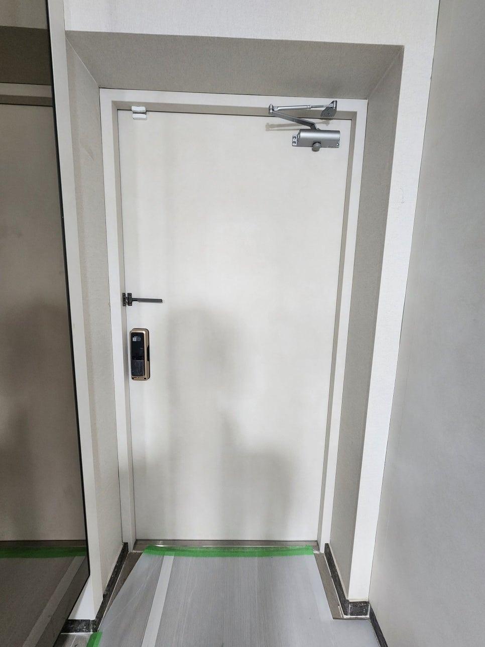 새로운 문으로 변신하기 전의 도어 근접샷