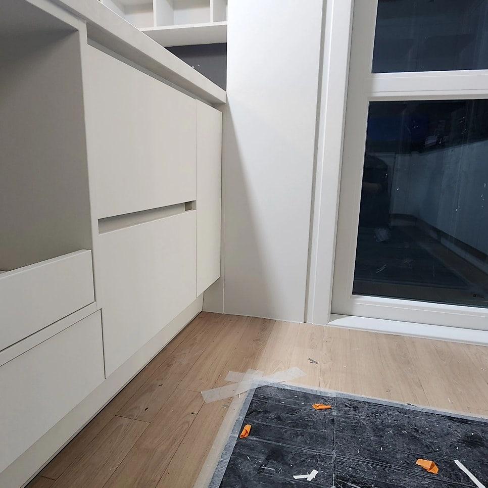 창호 프레임과 목재 마루가 만나는 지점의 마감