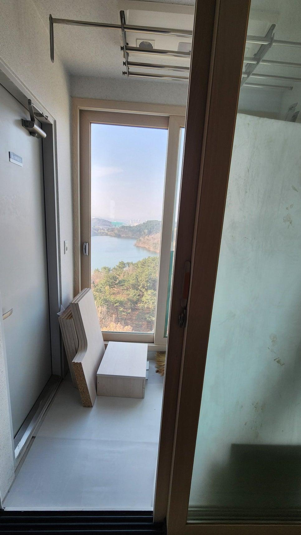 호수 뷰가 보이는 창호 근접 촬영 컷