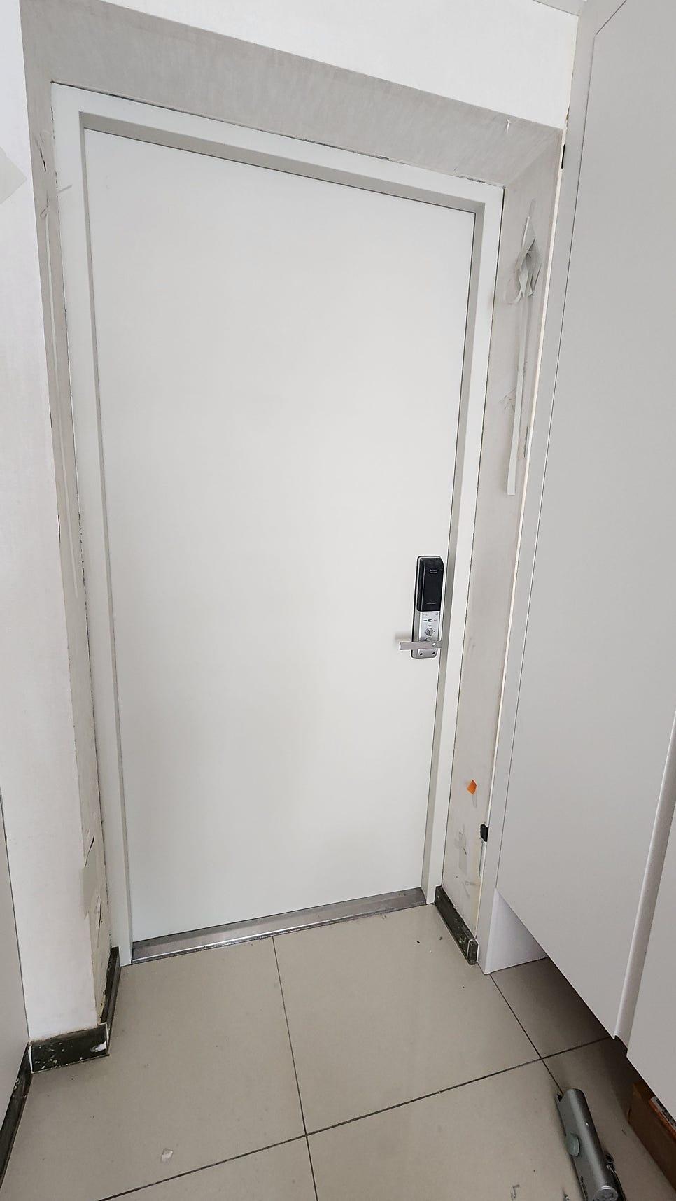 타일 바닥 위에서 시작하는 기초 준비 과정