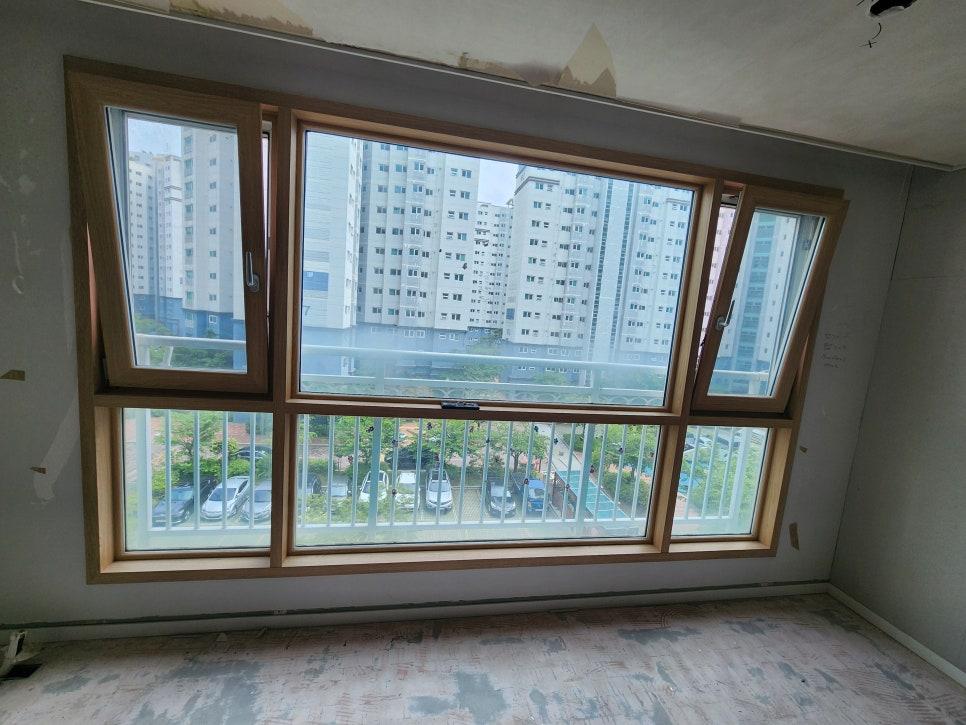도배 전의 흰색 벽면과 크게 자리 잡은 창호