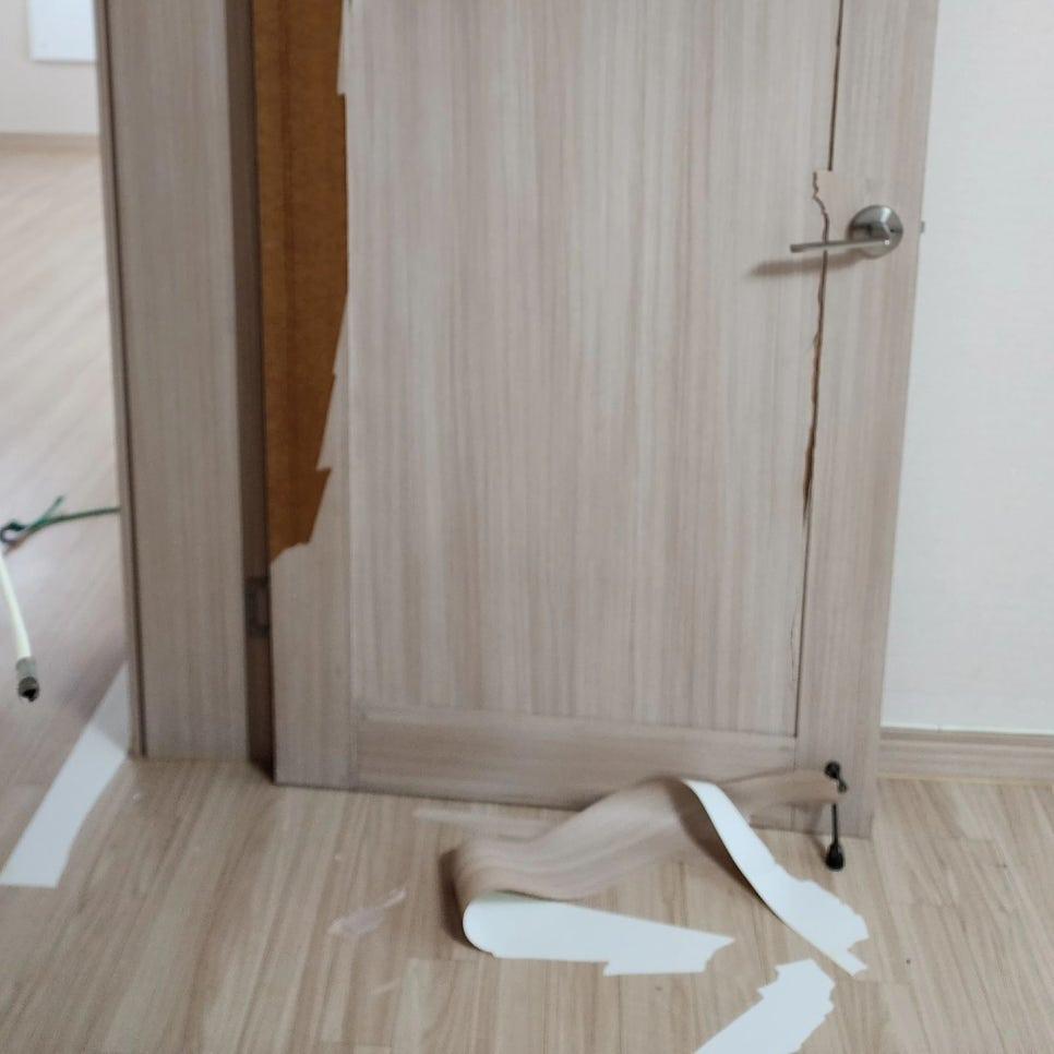 마감재 조각이 흩어진 도어 표면의 근접 모습
