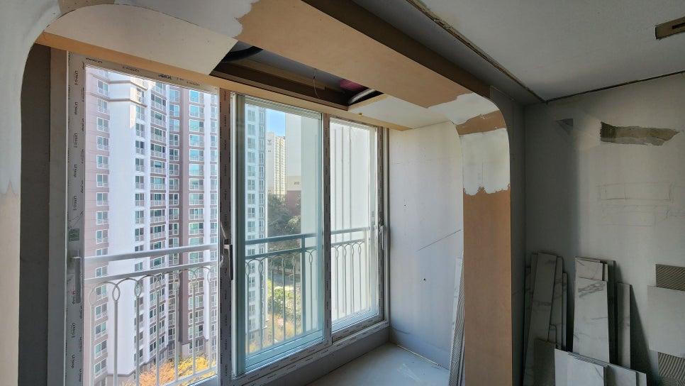 흰색 페인트 마감 중인 발코니 창호 주변 벽면