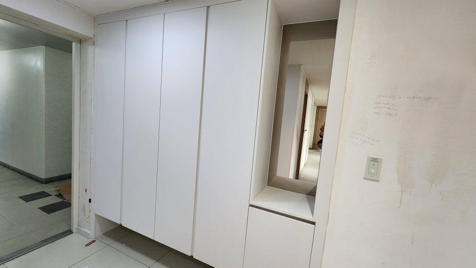 타일 바닥과 인접한 수납장 하단부 작업