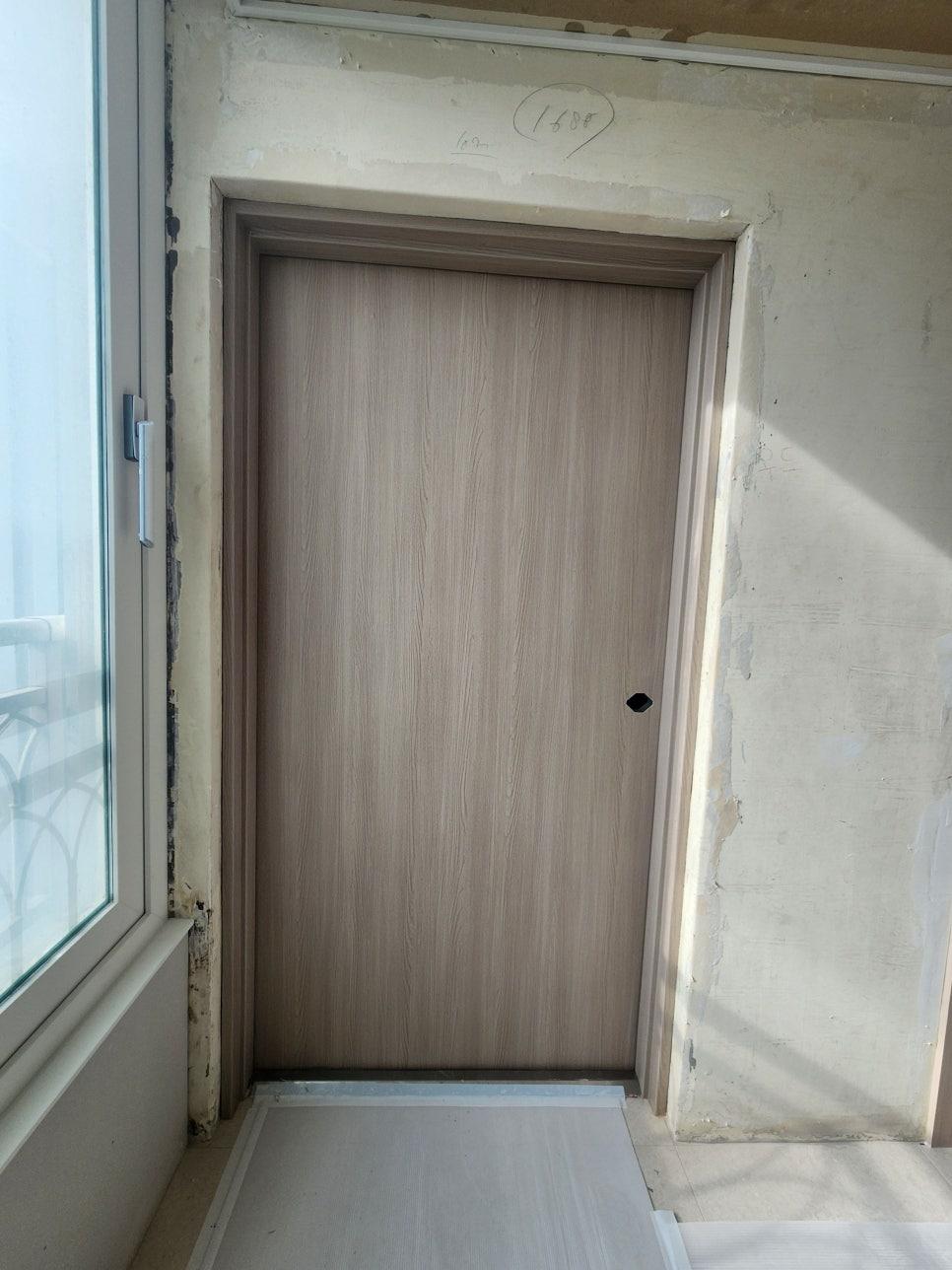 회색 톤 목재 패턴 도어의 마감 작업