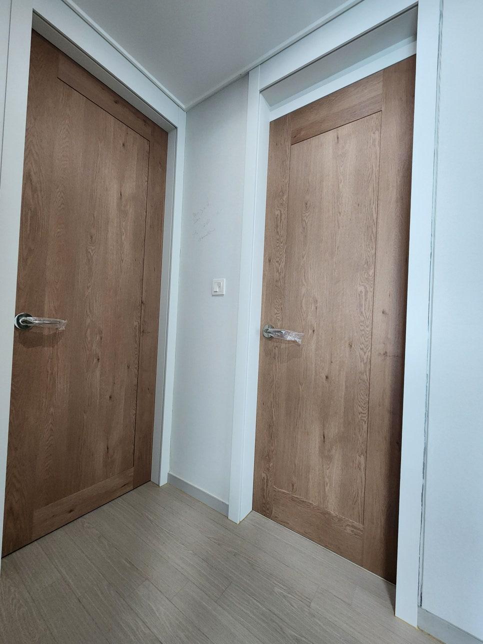새로운 옷을 입기 전의 문과 벽면