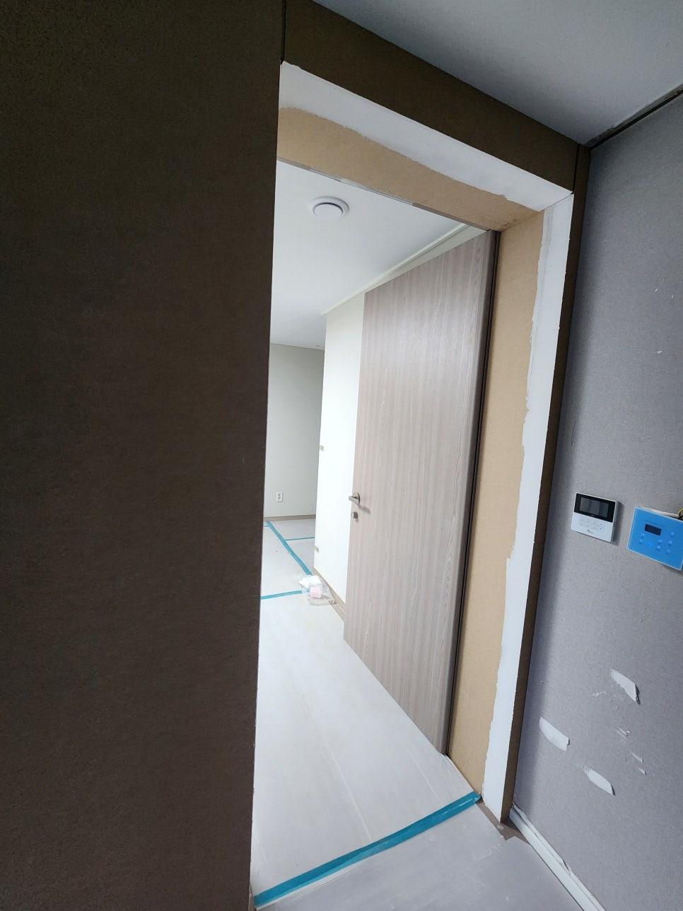 복도 벽면과 바닥의 마감선 확인