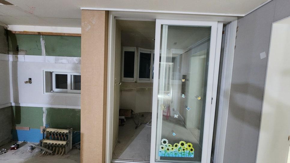 유리 패널 장식이 있는 슬라이딩 도어와 복도