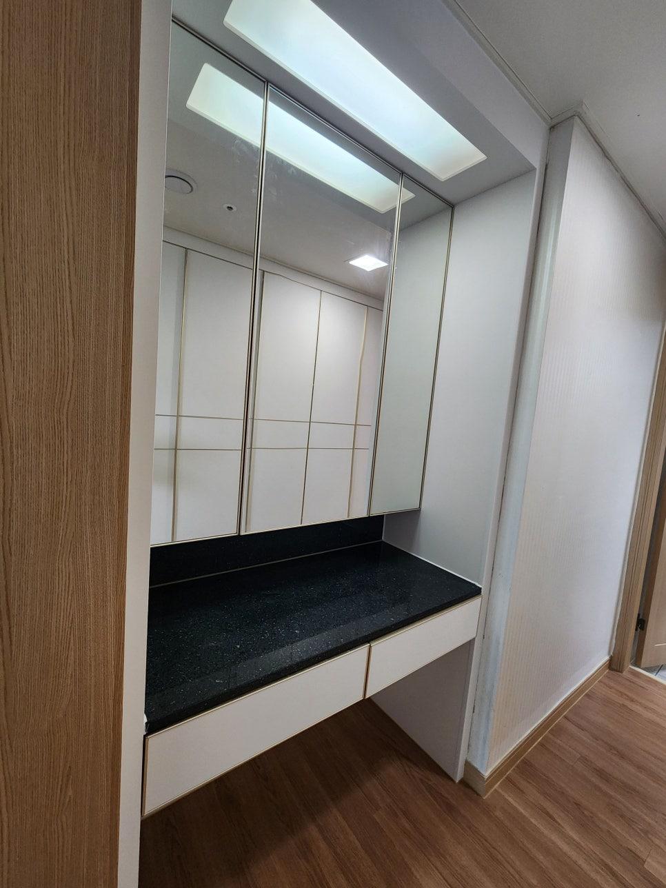 간접조명이 매력적인 드레스룸의 거울장
