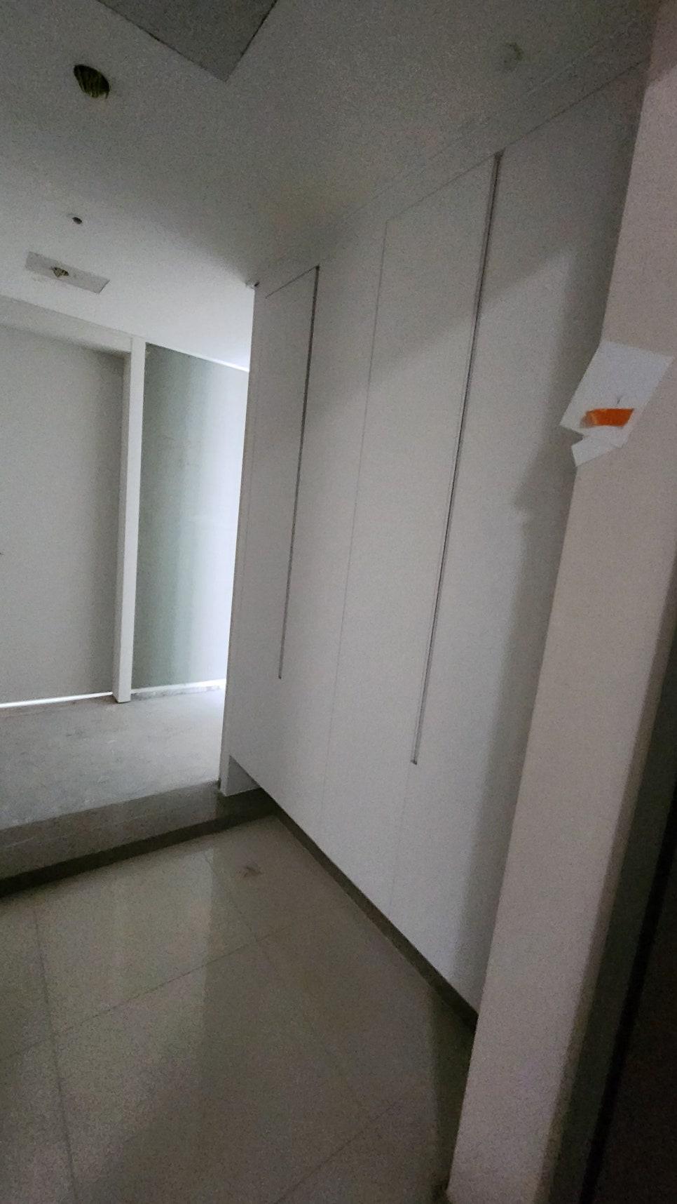 흰색 타일 바닥과 수납장이 배치된 복도 작업 과정