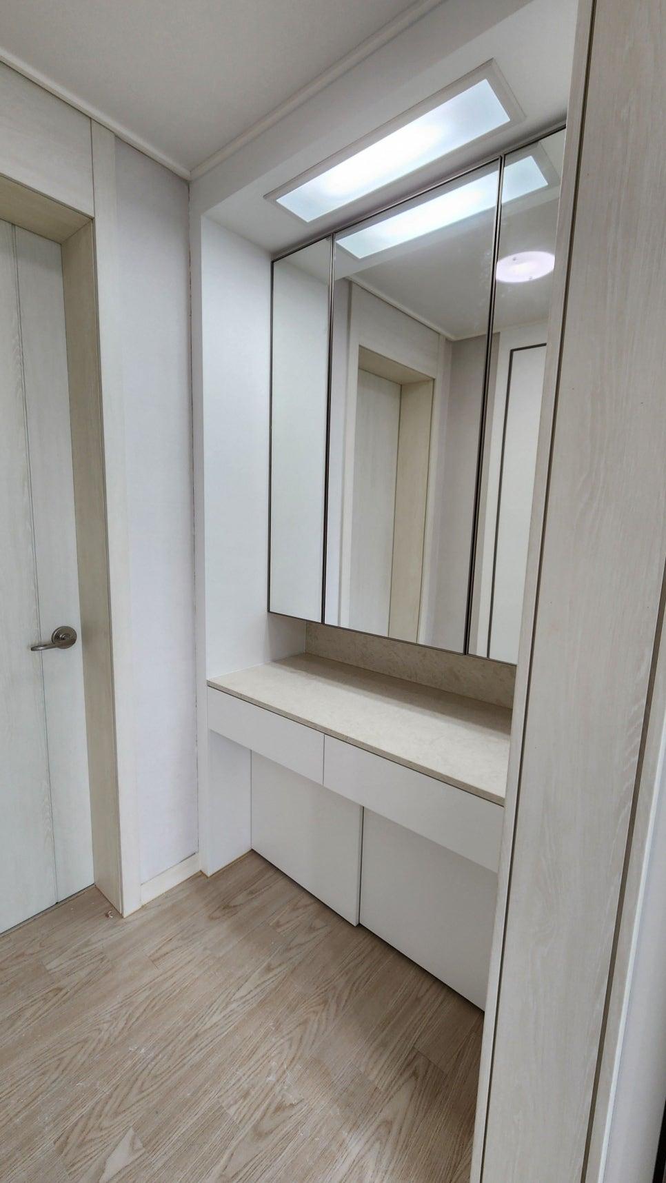 거울과 화장대가 놓인 목재 마루 공간