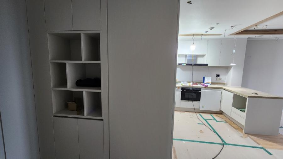 카운터 공간과 타일, 우드톤 바닥의 교차 지점