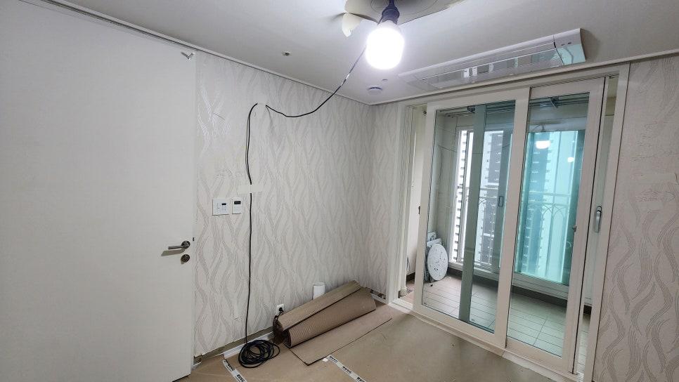 바닥 보양재가 깔린 실내 공간과 슬라이딩 도어