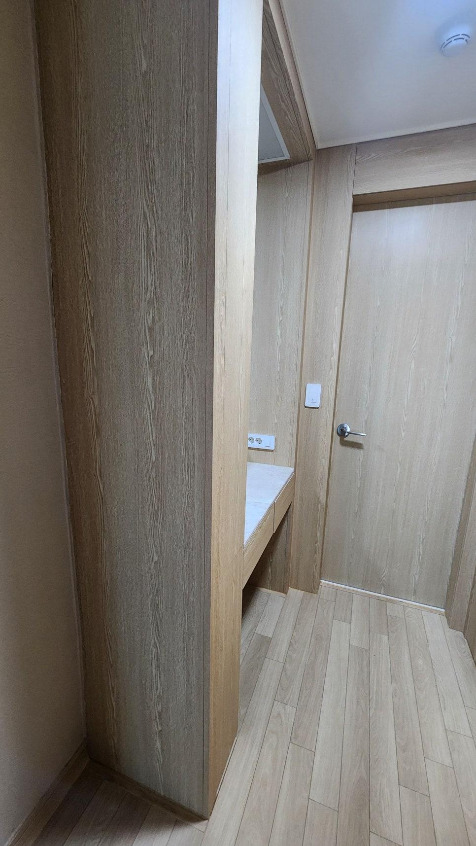 복도 벽면 스위치와 수납장 주변의 필름 작업 과정