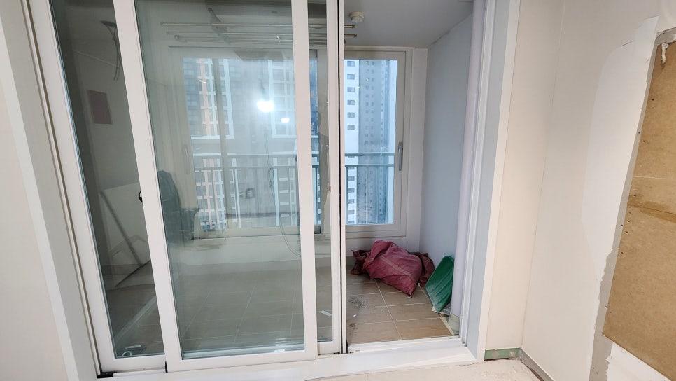 흰색 프레임의 슬라이딩 도어가 설치된 발코니