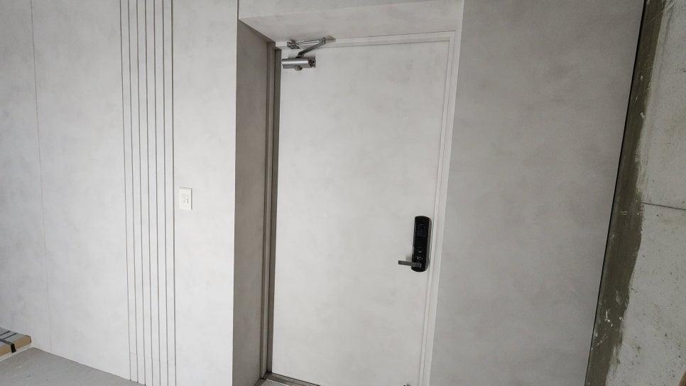힌지가 보이는 여닫이 도어의 근접 모습