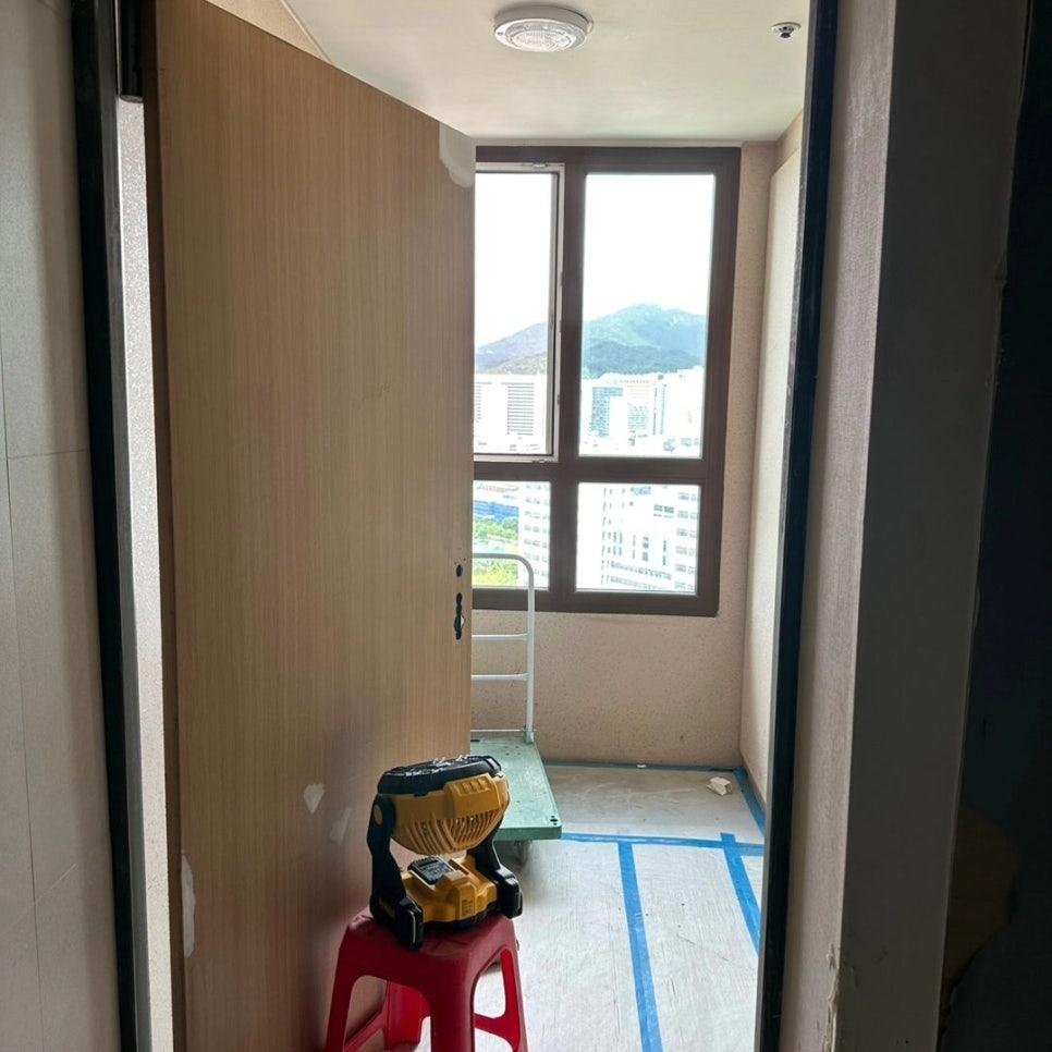 손잡이 주변 마감을 수공구로 최종 점검하는 모습