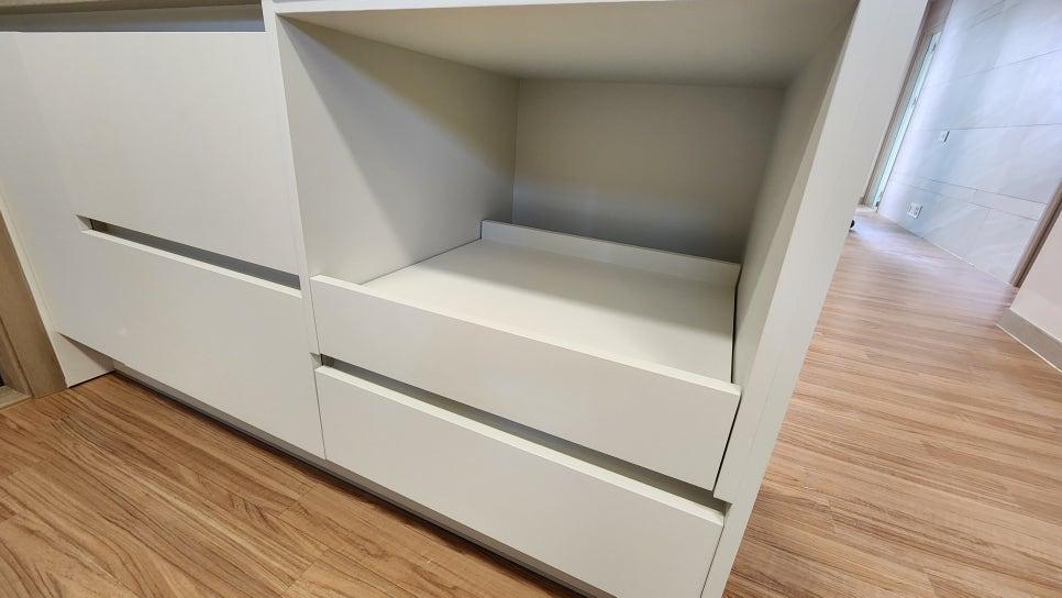 목재 패턴 바닥재 위 화이트 수납장 시공 과정