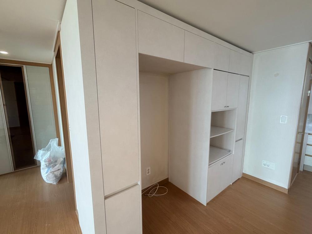 간접조명으로 아늑함을 더한 드레스룸