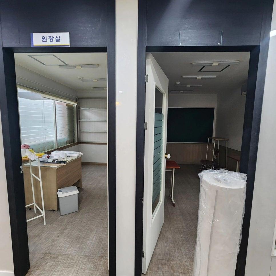 원장실 표지판이 붙은 도어와 내부 전경