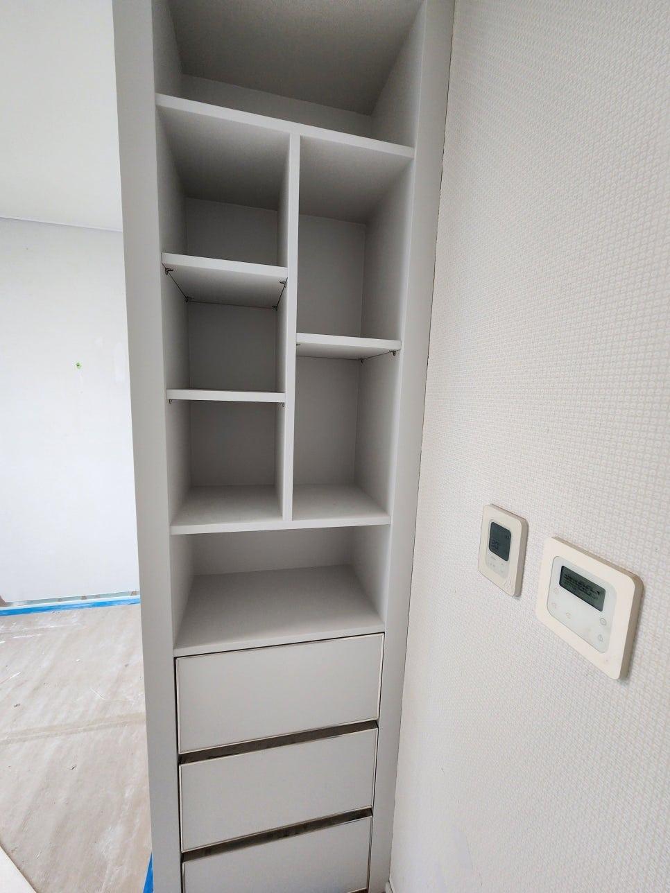 수납장 내부 선반과 콘센트 주변 마감 작업