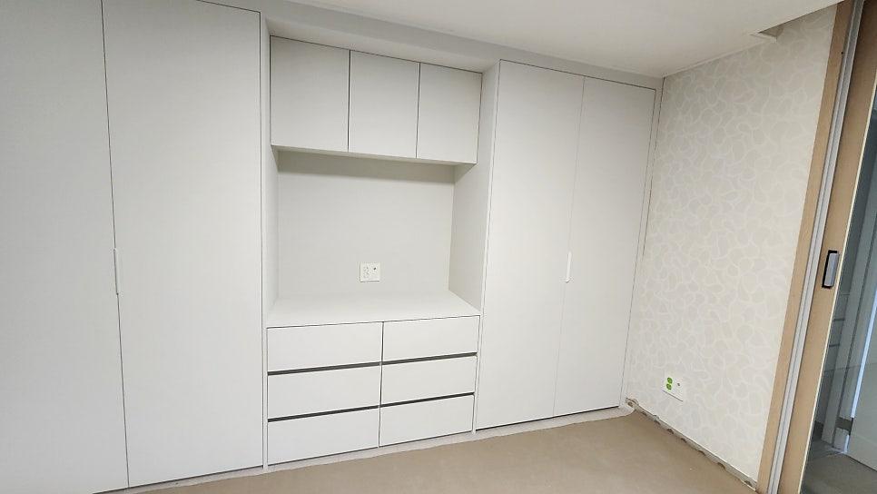 상하단 수납장의 간격을 맞춘 드레스룸 작업