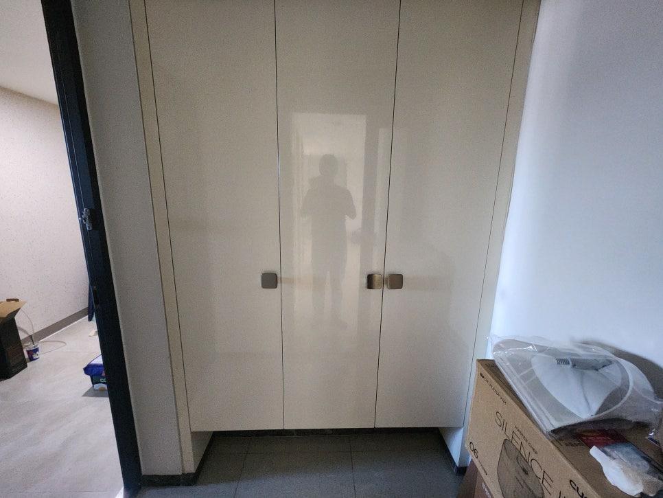 수납장 외형에 필름을 부착하는 과정