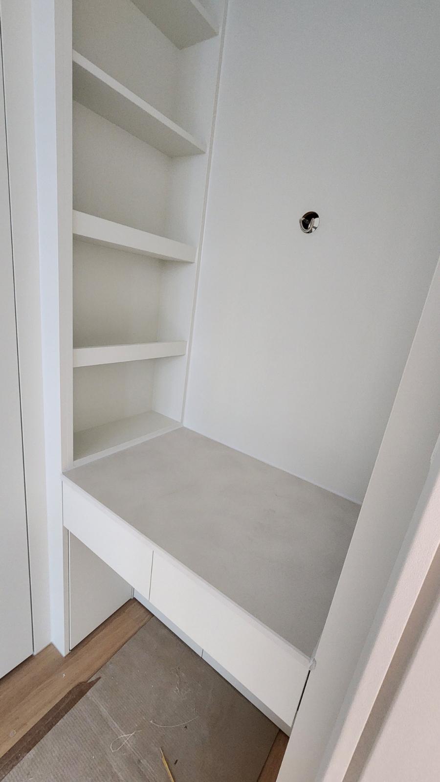 수납장 내부 선반의 상태를 점검하는 모습