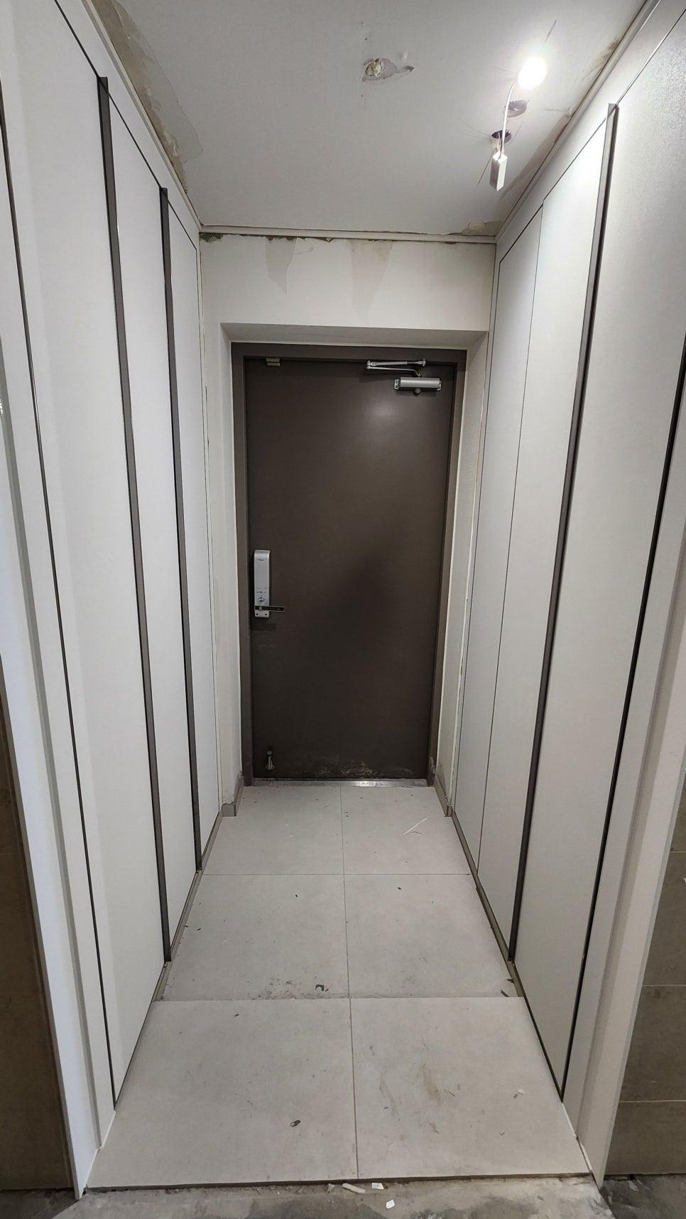 타일 바닥과 맞닿은 문 하단 정리 단계