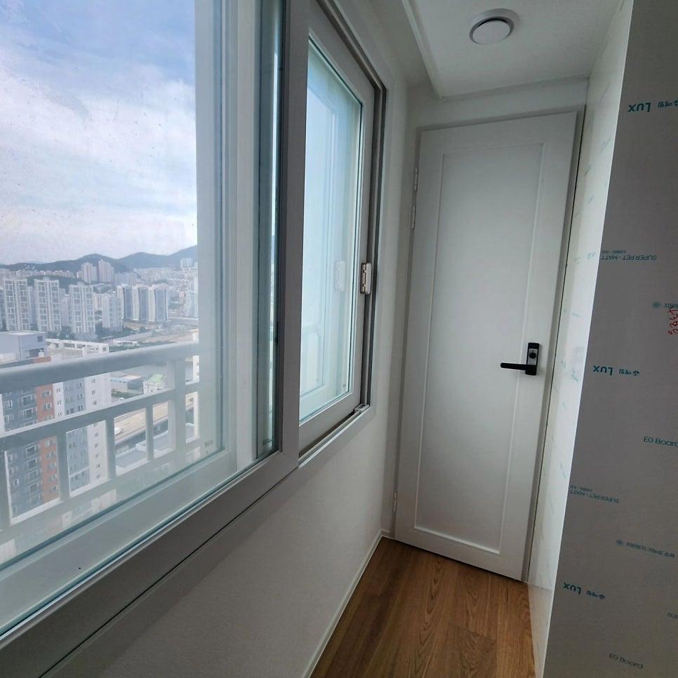 도시 풍경이 보이는 창호와 흰색 벽면의 근접 샷