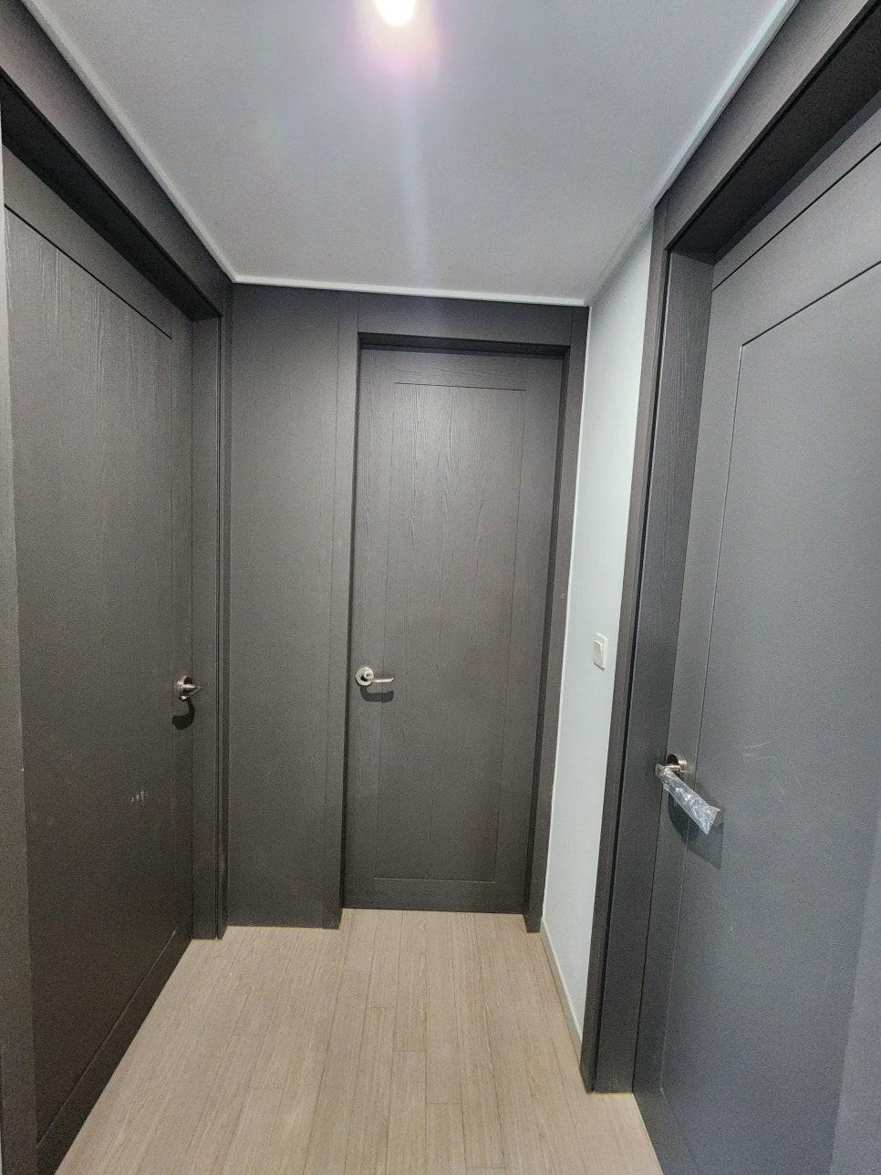 회색 도어와 베이지 마루로 완성된 정갈한 복도