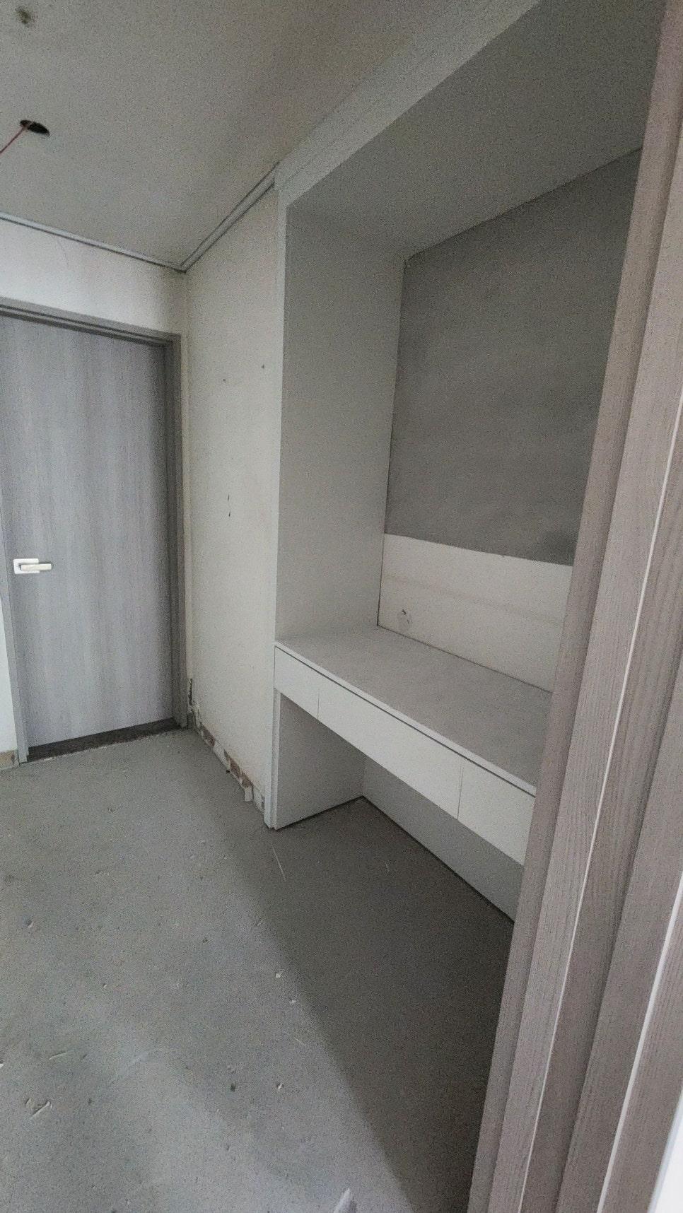 마감 전 상태의 텅 빈 방과 기본 도어