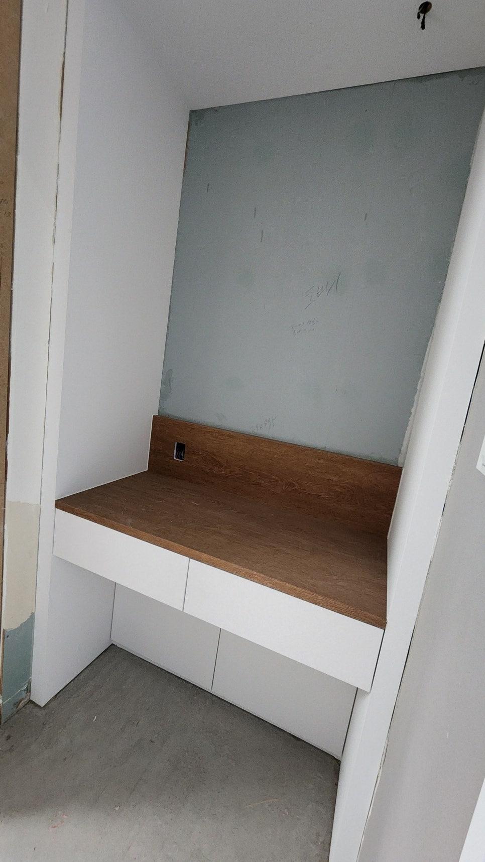 콘센트가 설치된 카운터 공간의 수납장 면
