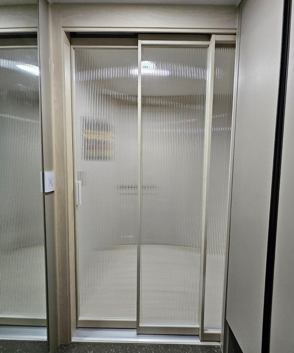 베이지색 프레임과 라인 패턴 유리가 보이는 시공 과정