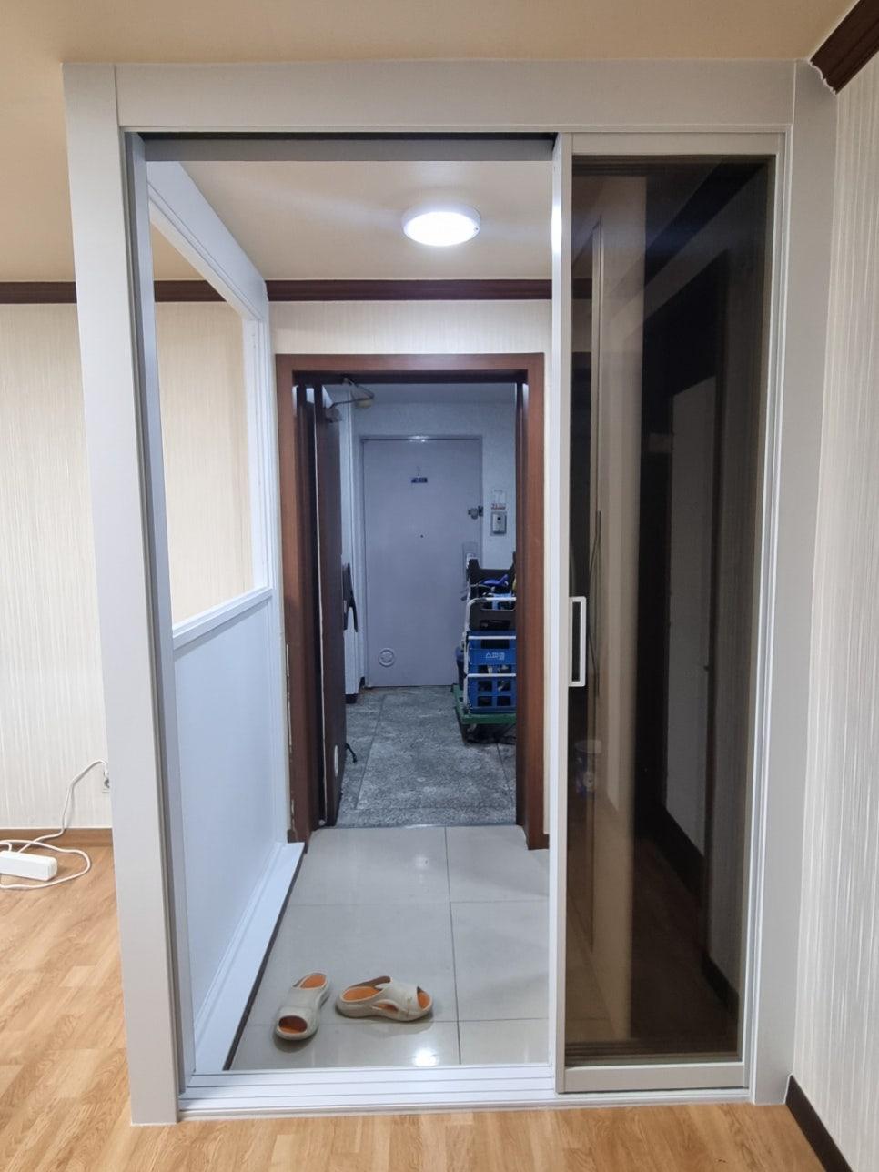 한쪽으로 열린 3연동 중문과 현관에서 거실로 이어지는 통로