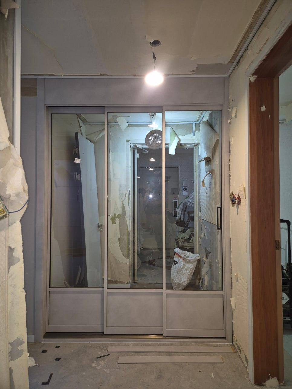 흰색 마감재가 붙어 있는 슬라이딩 도어 설치 예정지