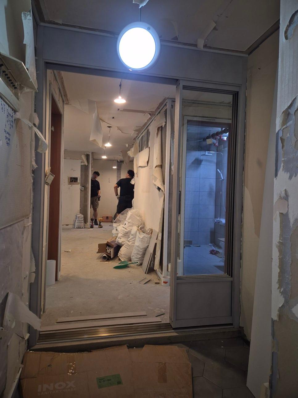 콘크리트 바닥 위에 자재들이 놓인 공사 현장