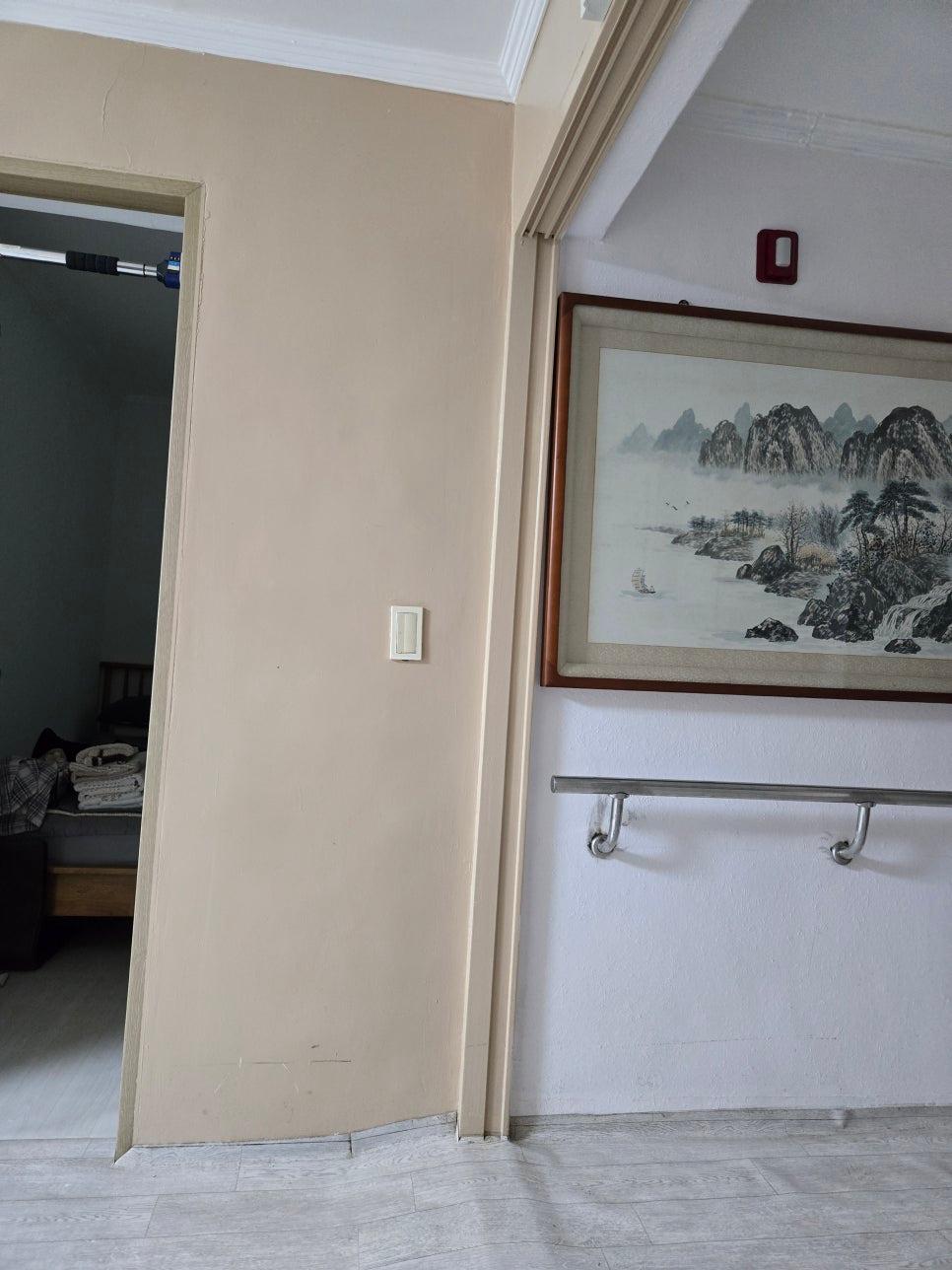 산수화 액자가 걸려 정갈한 분위기를 자아내는 공간