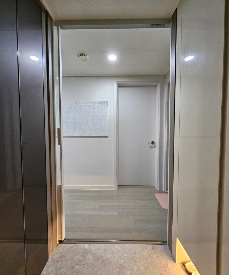 새로운 변화를 위해 준비 중인 현관 시공 과정