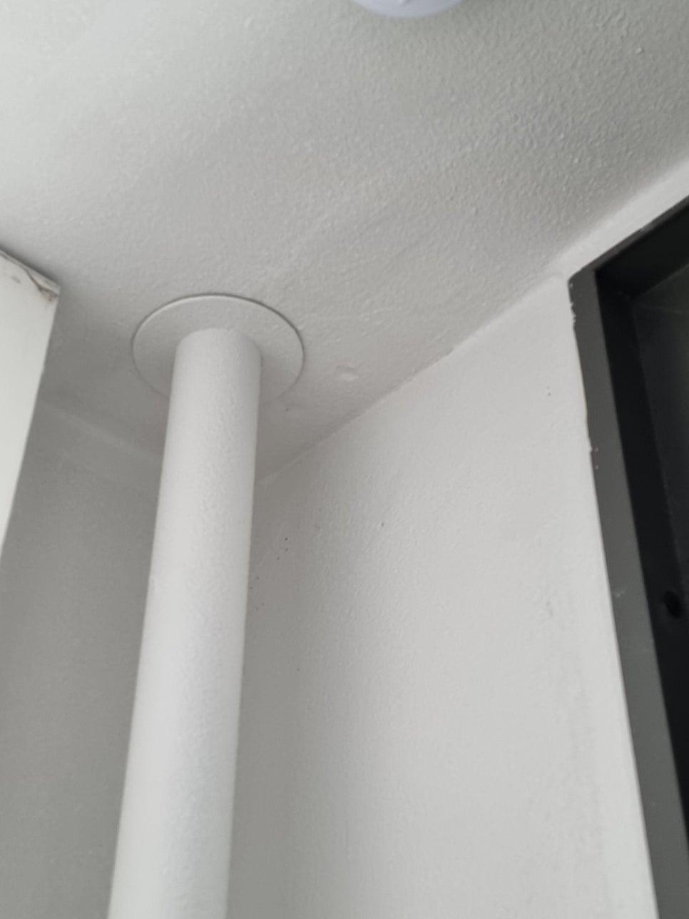 흰색 PVC 파이프와 탄성코트로 마감된 벽과 천장