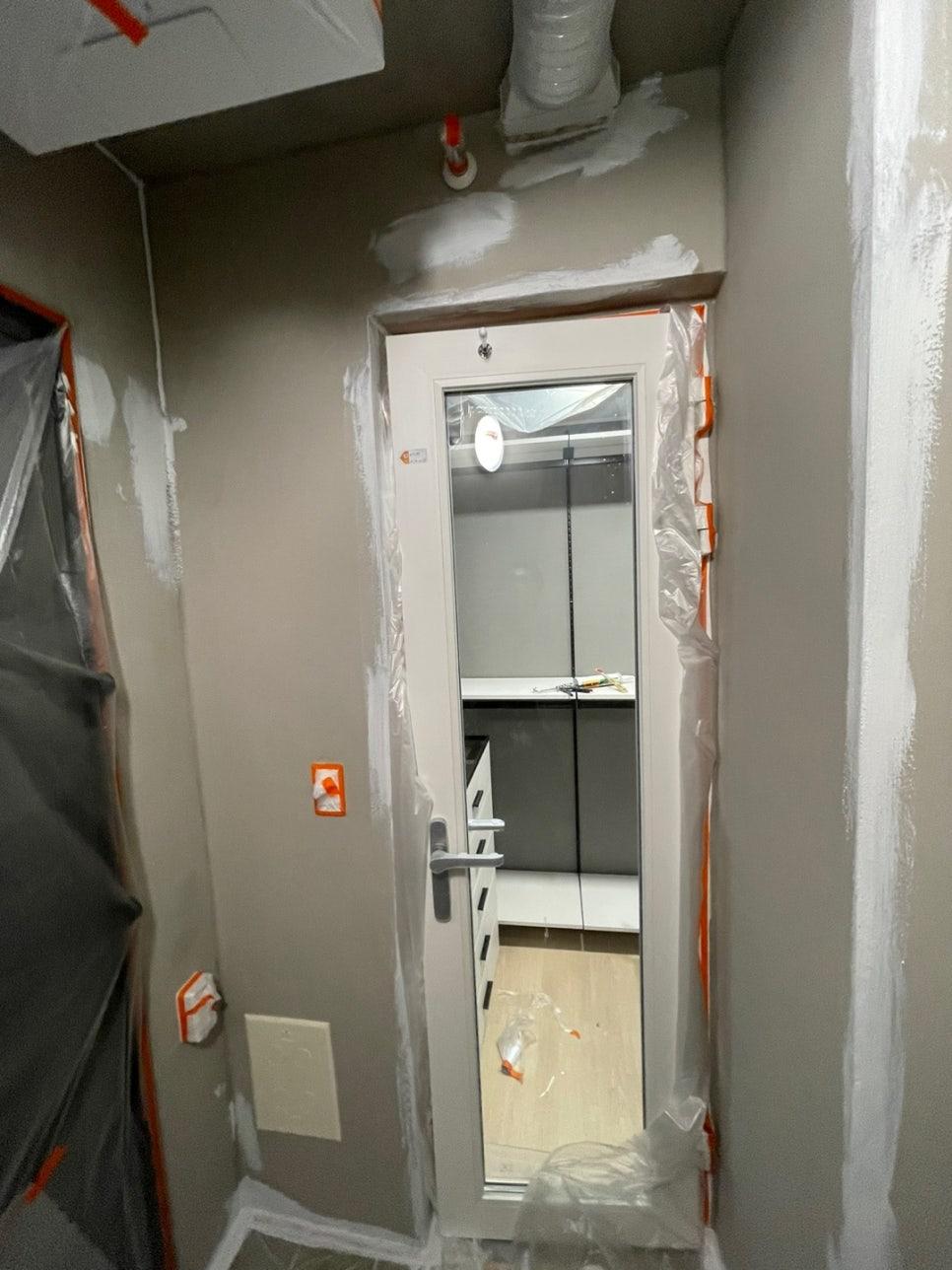 도어 주변 보호 필름 부착 후 진행 중인 페인트 작업