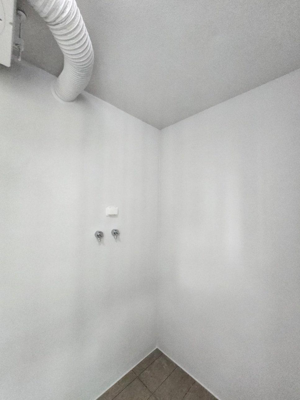 텅 빈 욕실 공간도 차례대로 점검하며 작업해요