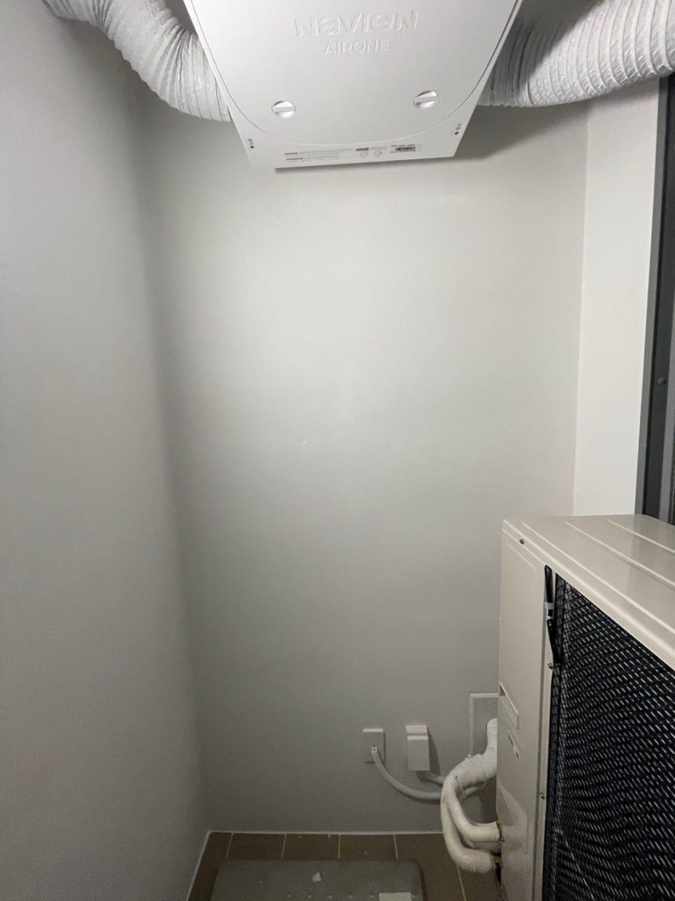 NEVION AIRPONE 공기순환기와 연결 배관이 보이는 구역