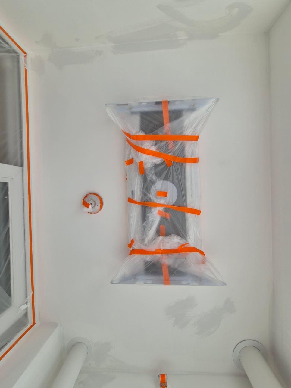 물건을 투명 필름과 테이프로 감싼 모습