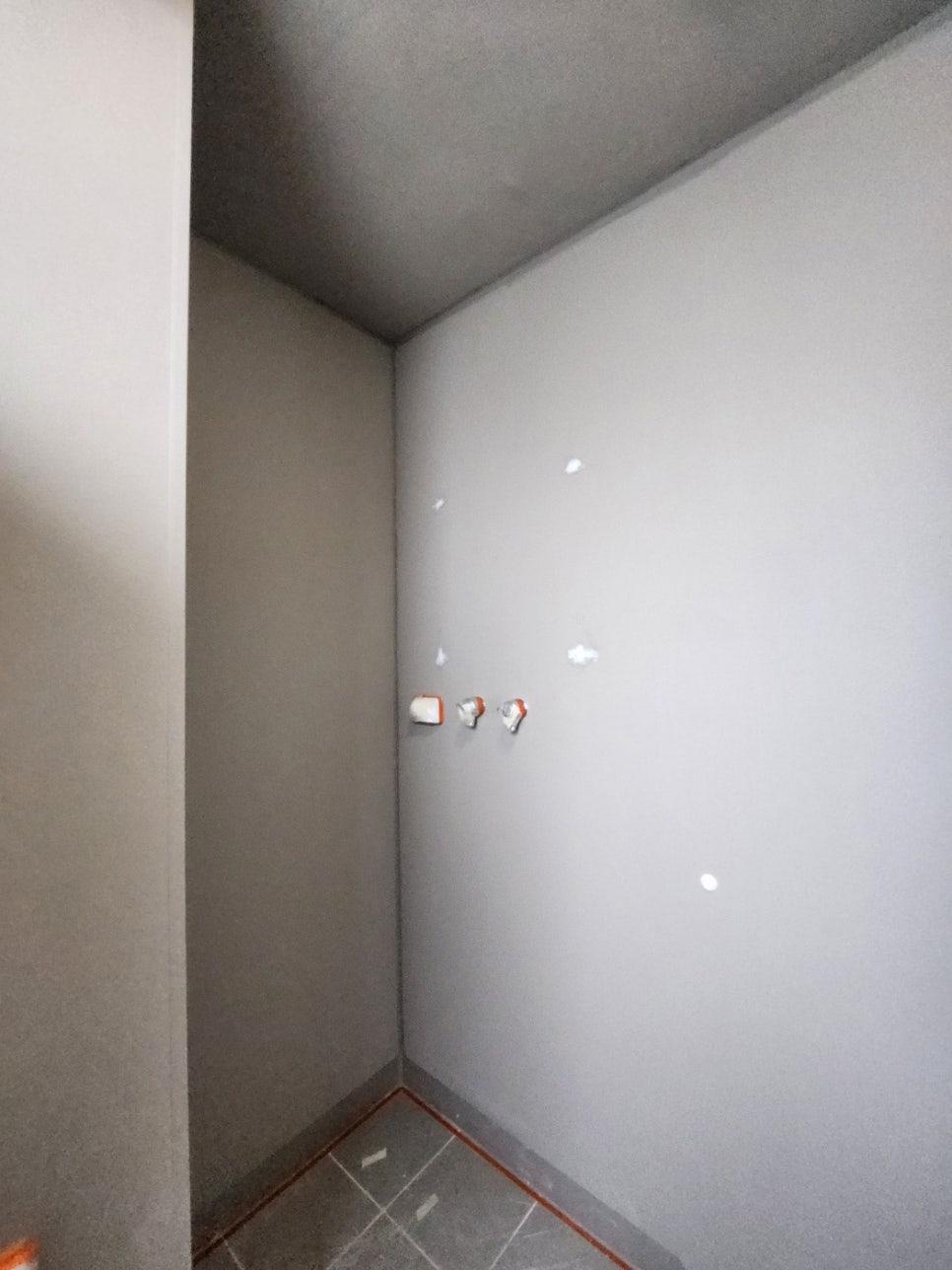 꼼꼼하게 페인트를 입히는 작업 현장