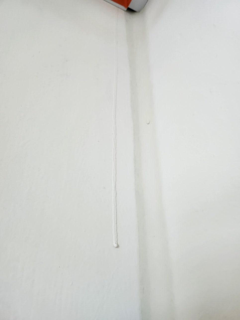 시공 전, 벽면의 라인을 잡으며 정교하게 시작하는 과정