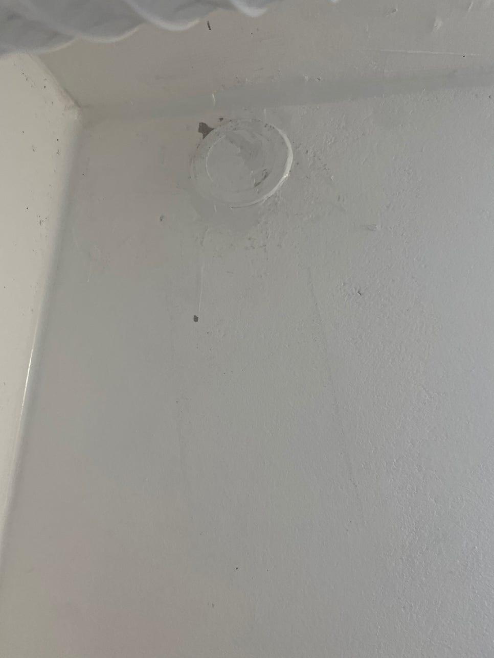 수전 구멍 주변 마감재와 벽면의 얼룩을 확인하는 과정