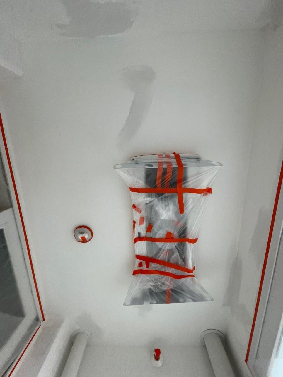 벽면에 부착된 장치와 플라스틱 구조물