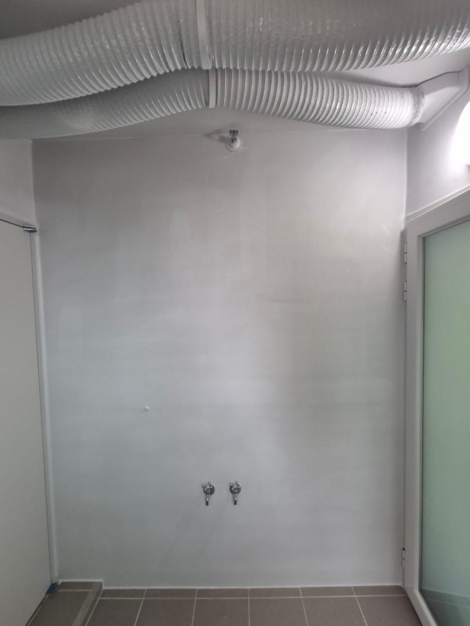 배관이 설치된 빈 욕실 벽면 상태 확인