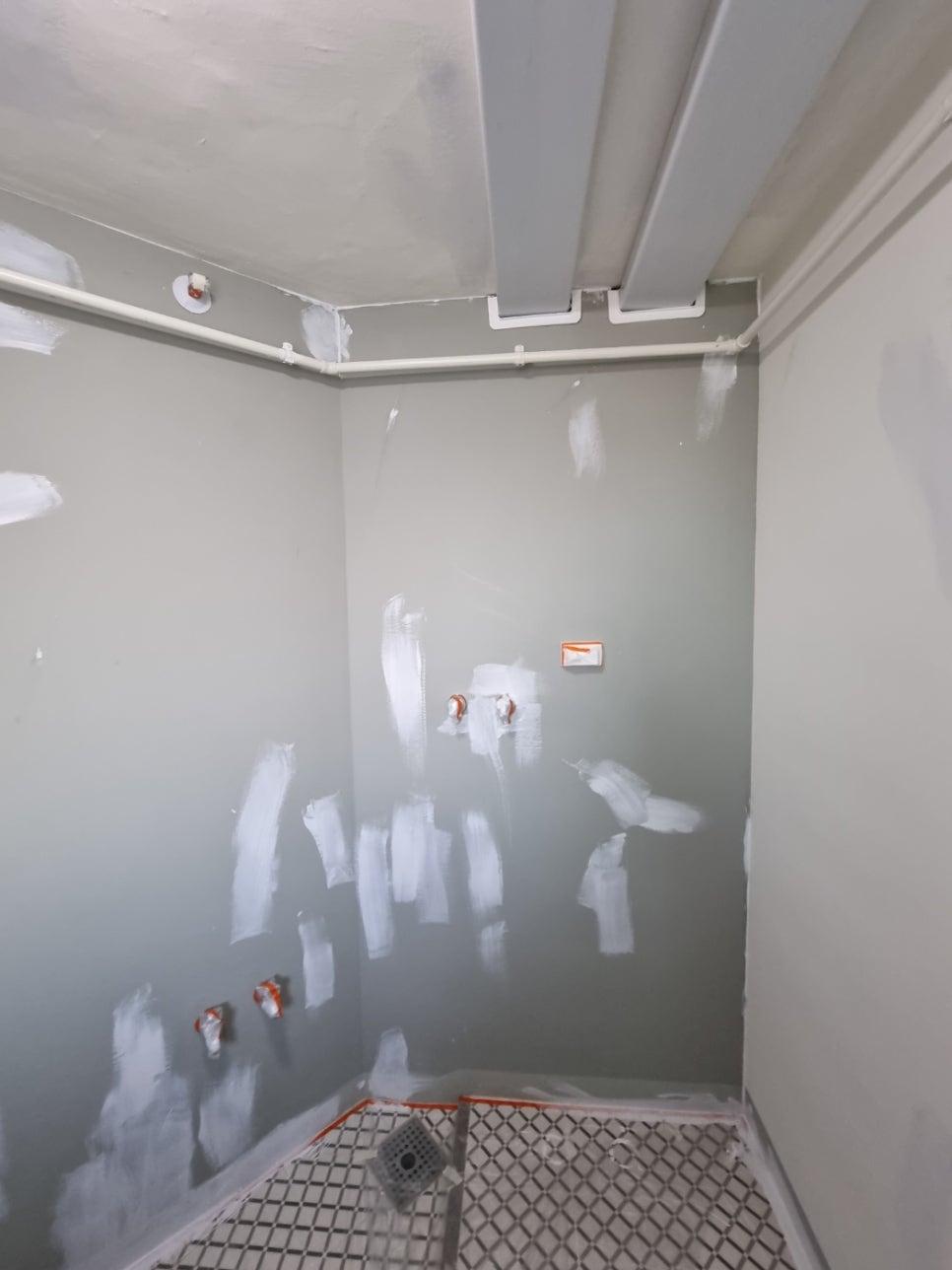 줄눈이 보이는 욕실 벽 타일의 세부 모습